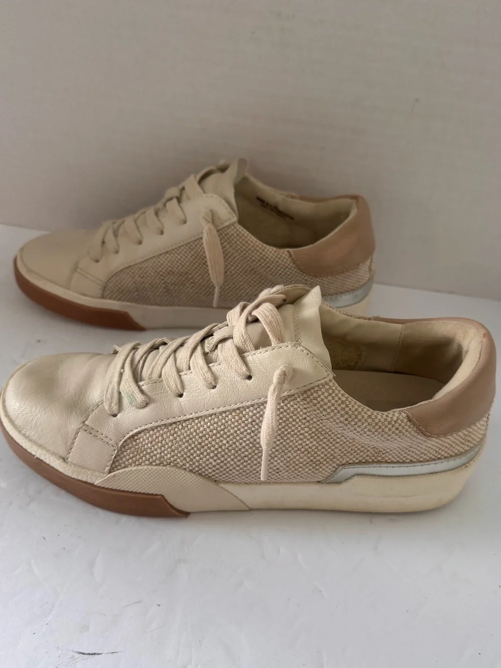 DV by Dolce Vita Harryson Off White Cream Low Top Sneakers Shoes Size 8.5